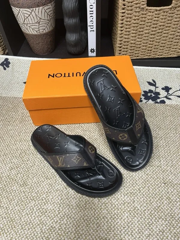 P270🏆Louis Vuitton 🏆[Louis Vuitton] Spring/Summer 2025 [Men's Flip Flops] 🎯🎯As an active family in the fashion industry ⭐ Lv is characterized by bold innovation ⚡Create this casual business style for Chinese fashionable men ✨The fabric is made of imported high-grade cowhide 🔥 Clean and neat ⚡Fashionable and elegant🌹Breathable, sweat-absorbent and deodorant👈So luxurious, high-end and domineering. 👍Must be sold if you repost the picture. Number of yards: 38--46. Color: 🎉 For large quantities. Welcome to repost.